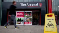 Papan Peringatan Awas Lantai Licin Buat Wenger Harus Waspada