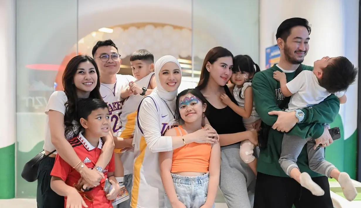 Ulang tahun Kalundra begitu meriah dengan banyak teman selebriti  yang hadir bersama pasangan dan anak-anaknya.Potret adik-adik Raffi Ahmad, Syahnaz beserta suami dan anak kembarnya dan Nisya Ahmad dan putranya. [Instagram/tya_ariestya]