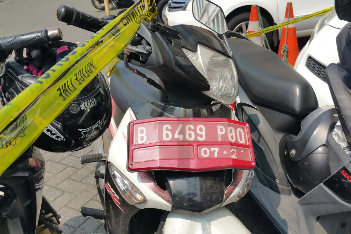 Tempat fitnes yang diduga menjadi lokasi pesta seks kaum gay di ruko Kelapa Gading, Jakarta Utara, kini diberi garis polisi..