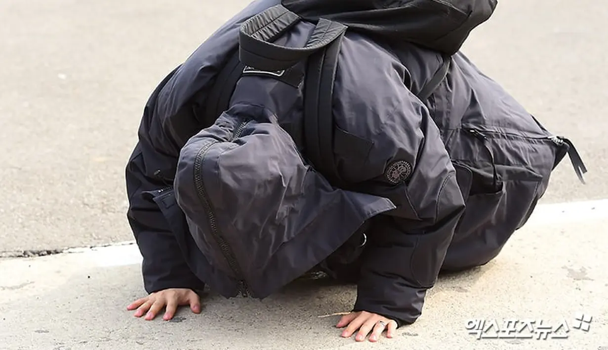 Bahkan Taeyang BigBang menyalami satu persatu. "Aku akan kembali dengan sehat," ujarnya sambil bersujud di hadap semura orang. (Foto: soompi.com)
