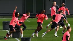 Sebagai juara bertahan, Manchester City mengemban tugas berat untuk mempertahankan trofi Liga Champions pada musim 2023/2024 ini. Menghuni Grup G, The Citizens akan memulai misi mempertahankan gelar dengan menjamu Red Star Belgrade di Etihad Stadium pada Rabu (20/9/2023) dini hari WIB. Pep Guardiola pun menegaskan bahwa partai pertama menjadi pembuka jalan bagi timnya untuk mempertahankan gelar sekaligus meraih trofi-trofi berikutnya. Tiga poin penuh tentunya menjadi misi khusus yang dibebankan Pep Guardiola kepada para pemainnya. (AFP/Paul Ellis)