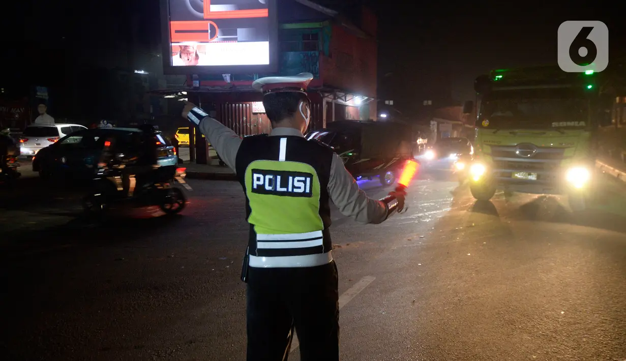 Petugas kepolisian saat pengalihan arus lalu lintas di depan RS Sari Asih, Tangerang Selatan, Sabtu (9/5/2020). Pengalihan arus dalam rangka pelaksanaan Pembatasan Sosial Berskala Besar (PSBB)  untuk memutus penularan Covid-19 di wilayah Tangsel mulai jam 22.00 - 05.00. (merdeka.com/Dwi Narwoko)