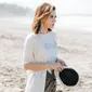 Selain jogging, Najwa Shihab juga memiliki hobi traveling. Kesukaan Najwa Shihab saat traveling ini terbukti saat ia berlibur ke pantai. Dengan outfit putih, Najwa Shihab terlihat begitu menikmati indahnya pemandangan pantai. (Liputan6.com/IG/@najwashihab)