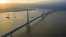 Foto dari udara menunjukkan pemandangan jembatan yang menghubungkan Nantong dan Zhangjiagang di Provinsi Jiangsu, China, Senin (29/6/2020). Jembatan jalan raya dan kereta api kabel pancang tersebut dibuka untuk lalu lintas pada 1 Juli. (Xinhua/Li Bo)