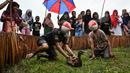 Anak-anak dengan wajah tertutup corong mengikuti lomba berburu bebek saat perayaan menjelang Hari Ulang Tahun (HUT) ke-78 Republik Indonesia (RI) di Desa Wisata Nusa, Banda Aceh, Aceh, Rabu (16/8/2023). (CHAIDEER MAHYUDDIN/AFP)