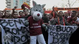 Penggemar mengenakan kostum berbentuk srigala merupakan logo dari tim sepakbola AS Roma, saat menyambut pemain AS Roma di Hotel Shangri La, Jakarta, Jumat (24/7/2015). (Liputan6.com/Herman Zakharia)