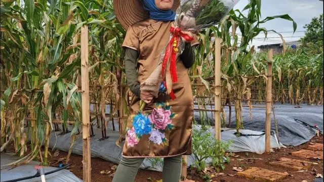 6 Potret Kakak Sheryl Sheinafia, Penyandang Disabilitas yang Jadi Petani Sukses