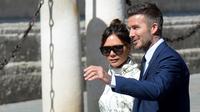 Mantan gelandang Real Madrid David Beckham dan istrinya Victoria Bekcham tiba di gereja menghadiri upacara pernikahan bek Sergio Ramos dan Pilar Rubio di Katedral Seville, Spanyol (15/6/2019). (AFP Photo/Cristina Quicler)