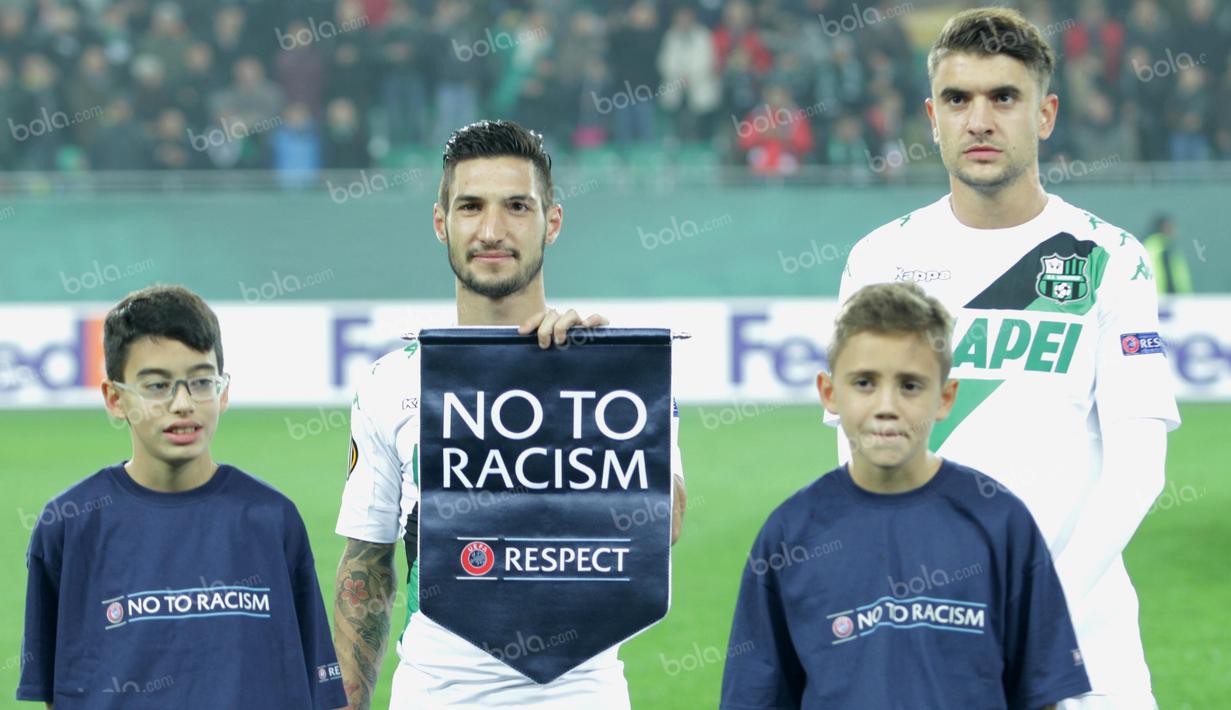 Winger US Sassoulo, Matteo Politano, memberikan dukungan kampanye anti rasis pada pembukaan laga ketiga Liga Europa Grup F melawan Rapid Vienna. (Bola.com/Reza Khomaini)
