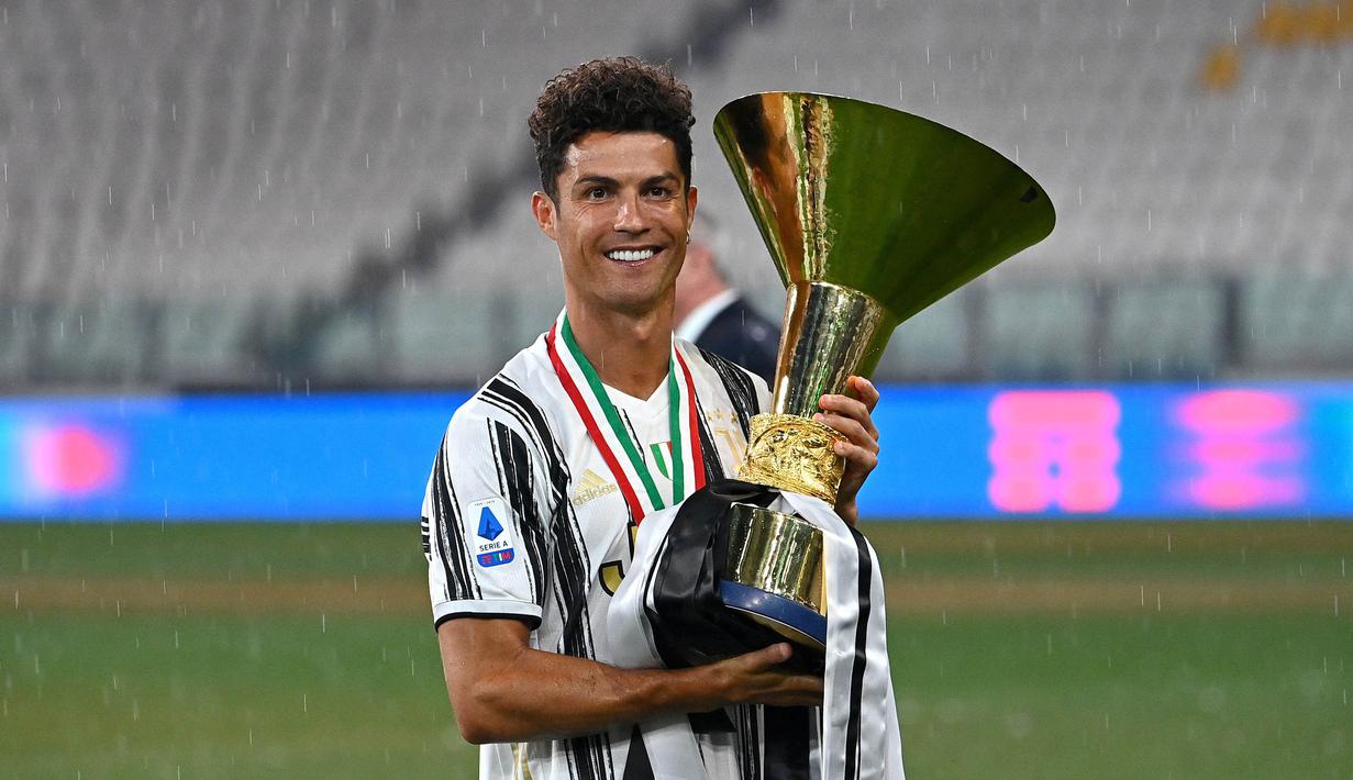 Striker Juventus, Cristiano Ronaldo, mengangkat trofi juara Serie A musim 2019-20 di Stadion Allianz, Sabtu (1/8/2020). CR7 berhasil membawa Juventus merengkuh gelar Liga Italia kesembilan secara beruntun. (Photo by Isabella BONOTTO / AFP)