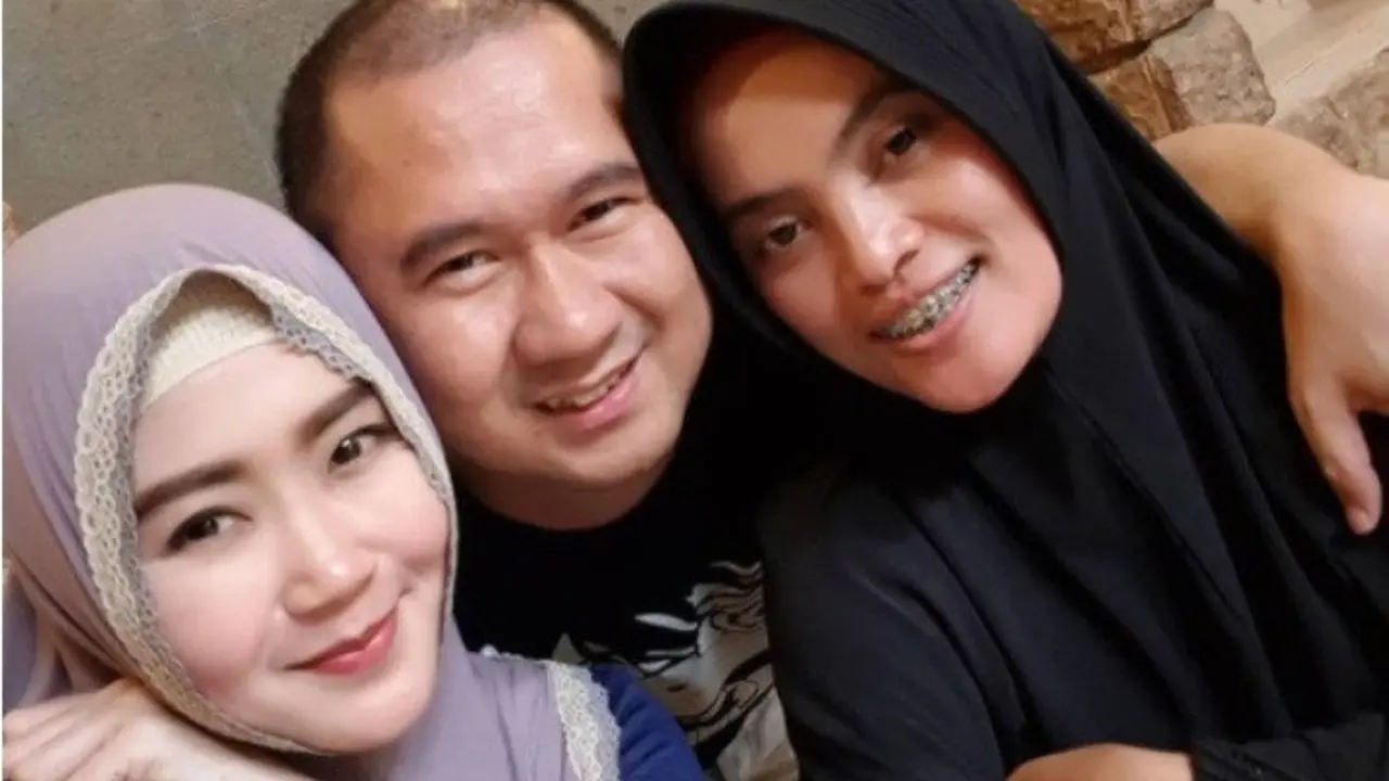 Akrabnya Bu Dendy dengan istri pertama Pak Dendy (Hak Cipta: instagram.com/oviekwie_nyoklat_klasik/phi)