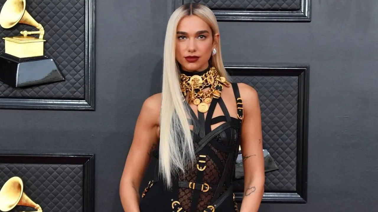 Penampilan Dua Lipa di Grammy 2022