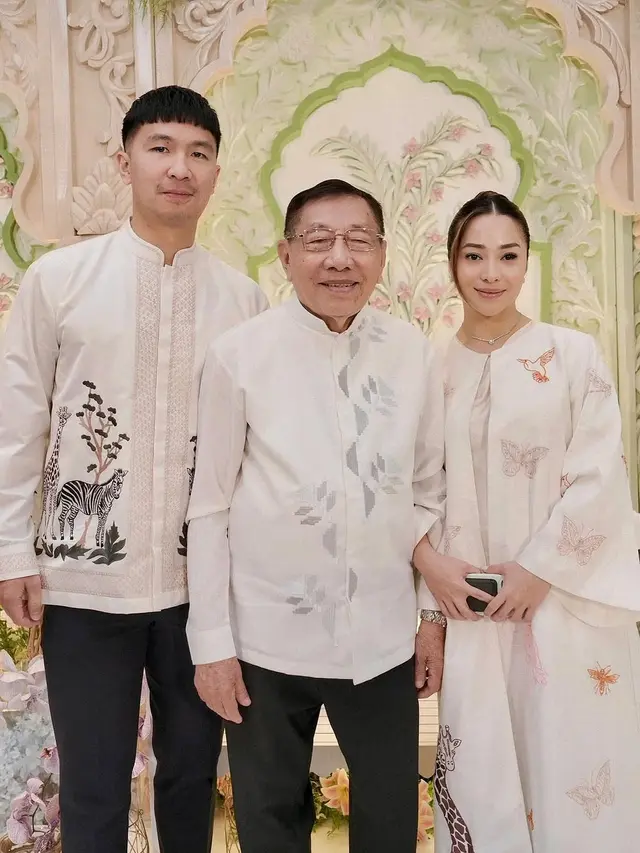 6 Gaya Elegan Nikita Willy di Akikah Anak Kedua: Tampil Anggun dengan Abaya Berhias Bordir Zebra