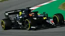 Pembalap Renault Esteban Ocon saat tes pramusim Formula 1 (F1) hari pertama di Circuit de Catalunya, Montmelo, Spanyol, Rabu (19/2/2020). Esteban Ocon menempati peringkat kedelapan dengan waktu 1 menit 18,004 detik. (GEN LLUIS/AFP)