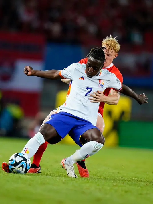 Jual beli serangan kembali terjadi selepas rehat. Namun, Belgia lagi-lagi bermain lebih efektif. Lukebakio mencetak gol keduanya pada menit ke-55, kali ini sedikit terbantu dengan defleksi. (AP Photo/Florian Schroetter)