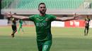 Gelandang Bhayangkara FC, Ilija Spasojevic merayakan gol yang dicetak Otavio Dutra ke gawang Sriwijaya FC pada lanjutan Liga 1 Indonesia di Stadion Patriot Candrabhaga, Bekasi,, Minggu (20/8). Bhayangkara FC menang 2-1. (Liputan6.com/Helmi Fithriansyah)