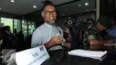 Mantan Wakil Ketua KPK, Bambang Widjojanto saat ingin mengisi buku tamu di KPK, Jakarta, Kamisu (24/3). Bambang mengatakan tidak peduli dengan status tersangka adiknya, Haryadi Budi Kuncoro dalam kasus korupsi. (Liputan6.com/Helmi Afandi)