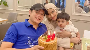 Keluarga kecil penuh bahagia, rumah tangga Iqbal Fitrah dan Nadya Mustika Rahayu tak lepas dari perhatian sejak keduanya resmi menikah. Genap berusia 28 tahun di 2024, Iqbal Fitrah lahir pada 1996 dan terpaut usia 4 tahun dengan Nadya Mustika. Ucapan selamat dan doa ramai dibubuhkan netizen dan rekan selebriti untuk Iqbal Fitrah yang menginjak usia baru. (Liputan6.com/IG/@nadyamustikarahayu)