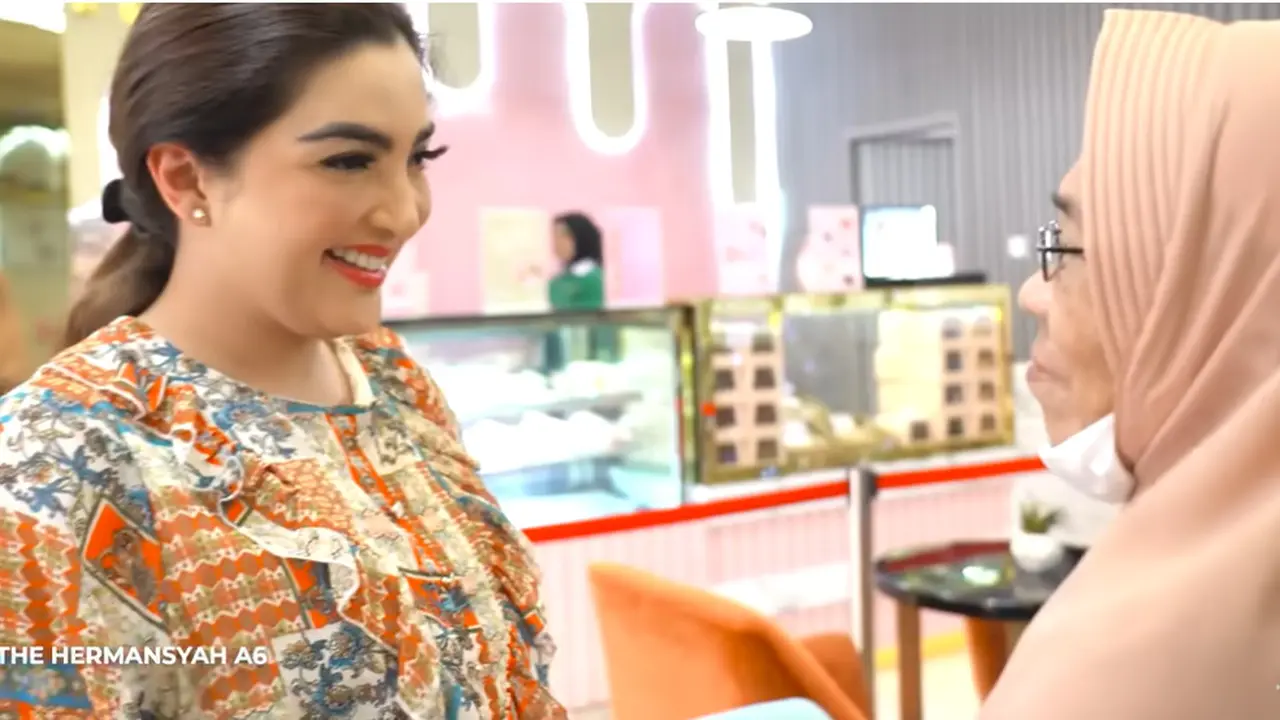 Ashanty baru-baru ini menunjukan pertemuannya dengan mantan pengasuhnya, Sri setelah bertahun-tahun tak berjumpa.