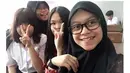 Lesti Kejora, pedangdut top Tanah Air yang kini sangat tenar. Semakin tenar, membuat sisi kehidupan Lesti menarik untuk dikulik. Termasuk melihat foto lawas Lesti bersama sahabat satu geng saat SMA. (Liputan6.com/IG/lestykejora)