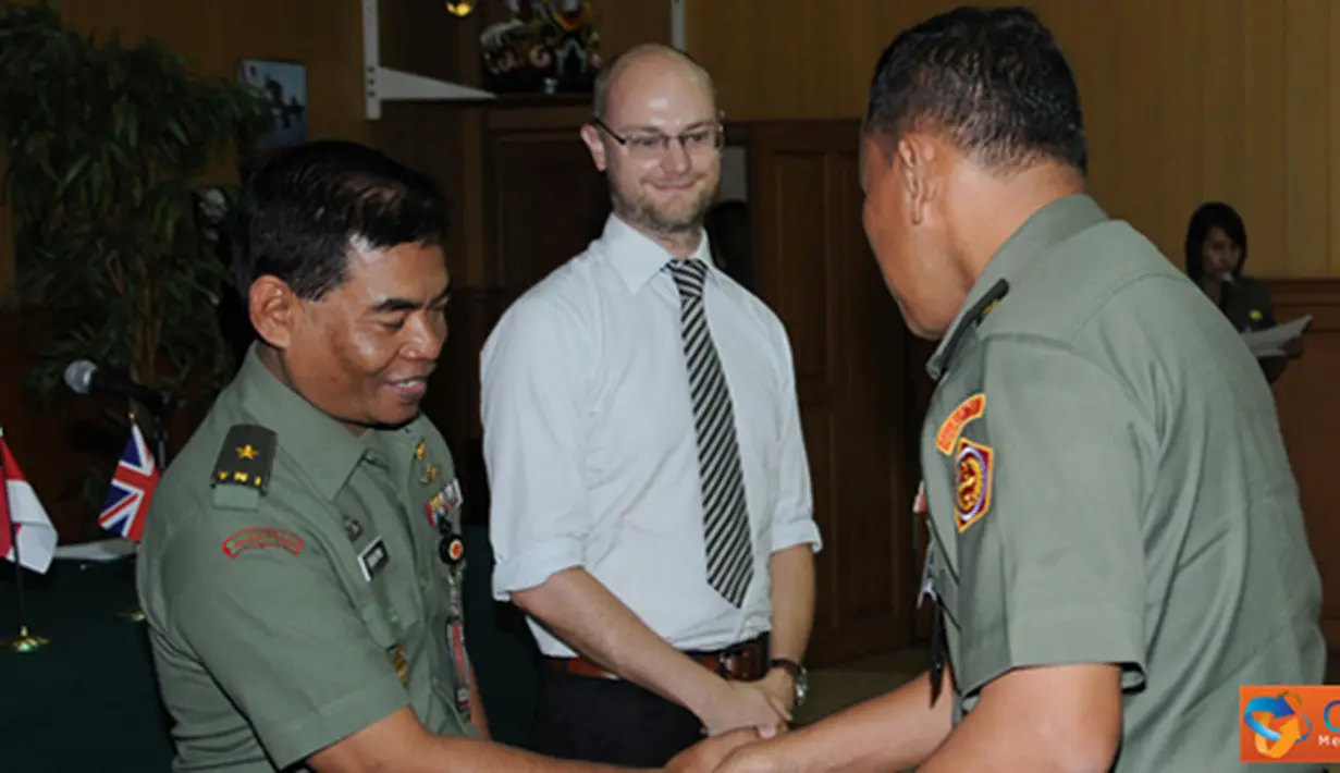Citizen6, Jakarta: Usai upacara penutupan Mr. Ronald Leonard Mc. Court menyerahkan sertifikat kepada 25 peserta pelatihan yang terdiri dari para perwira penerangan TNI. (Pengirim: Badarudin Bakri).