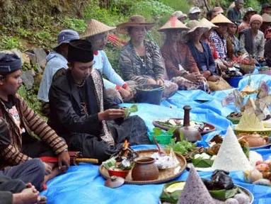 Sesepuh petani tembakau memimpin ritual Among Tebal, memohon kepada Tuhan YME agar selama proses menanam hingga panen tembakau bisa berhasil dengan kualitas dan harga tinggi, di perladangan kawasan lereng Gunung Sumbing Desa Legok Sari, Tlogo Mulyo, Temanggung, Jawa Tengah, Kamis (5/4). (Antara)
