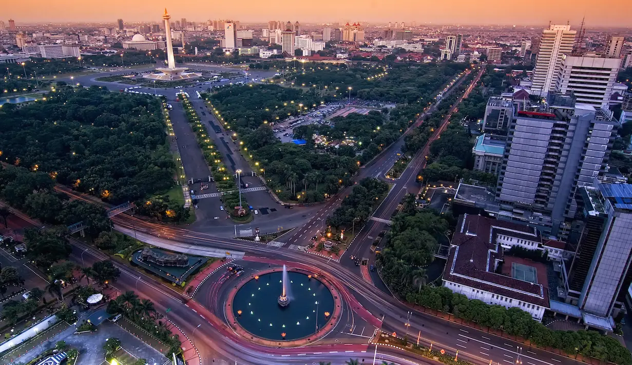 Ibukota tidak pernah kehabisan tempat seru untuk menikmati liburan tahun baru. Bila kamu tidak ada rencana ke luar kota, cobalah untuk berkeliling Jakarta. Ancol, Monas, dan Bundaran HI yang ramai saat malam pergantian tahun. (media.coindesk.com)