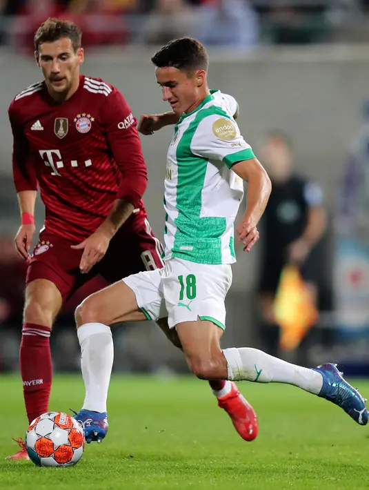 Bek Greuther Fuerth, Marco Meyerhofer dan gelandang Bayern Munchen Leon Goretzka berebut bola pada pekan keenam Liga Jerman 2021/2022 di Trolli Arena, Sabtu (25/9/2021) dini hari WIB. Die Roten –julukan Bayern Munchen – menang 3-1 atas tim promosi Greuther Furth. (Daniel Karmann/dpa via AP)