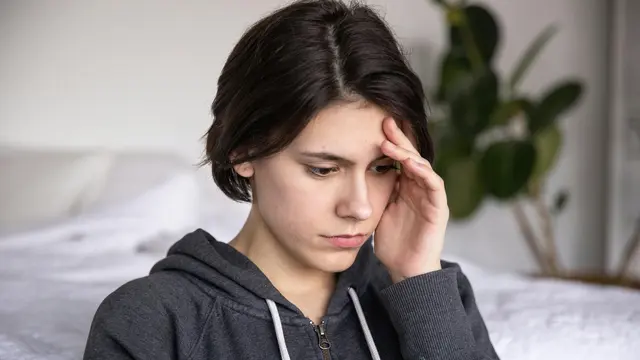 Sulit berkonsentrasi karena sering overthinking.