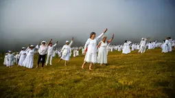 Anggota gerakan keagamaan internasional Persaudaraan Putih melakukan ritual tarian di puncak Gunung Rila, dekat Danau Babreka, Bulgaria, 19 Agustus 2021. Para penari berpakaian serba putih mendaki ke Danau Tujuh Rila pada ketinggian 2.100 meter (6.900 kaki). (NIKOLAY DOYCHINOV/AFP)