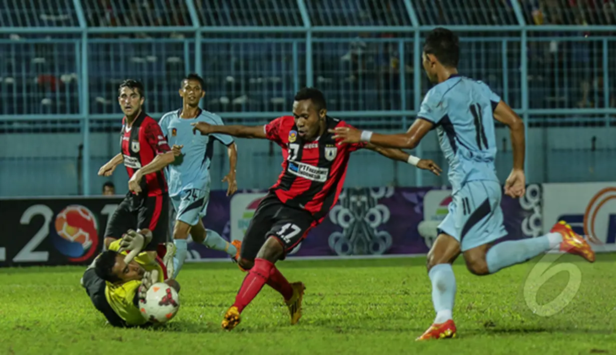 Penjaga gawang Persela, Choirul Huda menahan gempuran penyerang  Persipura, Fernando Pahabol (kedua dari kanan) saat berlaga di SCM Cup 2015 di Stadion Kanjuruhan, Malang, (18/1/2015). Persela unggul 1-0 atas Persipura. (Liputan6.com/Faizal Fanani)