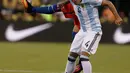 Gelandang Chile, Arturo Vidal berebut bola udara dengan bek Argentina, Gabriel Mercado pada Final Copa America 2016 di MetLife Stadium, AS, Senin (27/6). Chile menang atas Argentina lewat adu penalti dengan skor 4-2. (Adam Hunger-USA TODAY Sports)