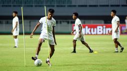 Sebelum laga bergulir, Tim Mutiara Hitam memilih tempat latihan di Batu, Malang yang dinilai cocok dengan kondisi pemain dan juga lokasinya yang berada di pulau Jawa mempermudah akses mereka bila BRI Liga 1 dimulai. (Foto: Bola.com/Nandang Permana)