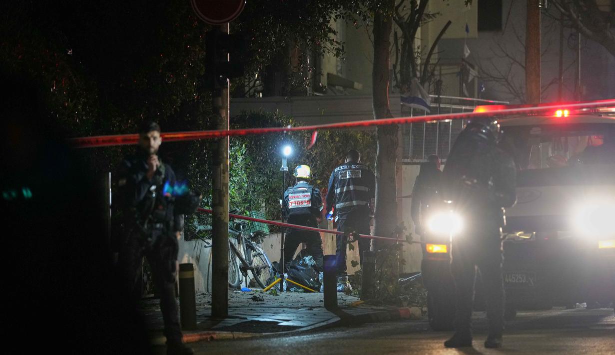 Situasi di Tel Aviv sempat mencekam dengan sirine peringatan yang terus berbunyi di sepanjang kota. Tampak dalam foto, petugas pertolongan pertama dan paramedis Israel mengevakuasi korban serangan rudal Iran di Tel Aviv, Israel, Sabtu 28 Maret 2026 pagi waktu setempat. (AP Photo/Maya Levin)