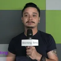 Derby Romero terlihat semakin dewasa dengan tampilan barunya yang memelihara jenggot dan kumis. Tidak takut dibilang tambah tua, Derby merasa wajahnya tetap baby face dengan kumis dan jenggot.