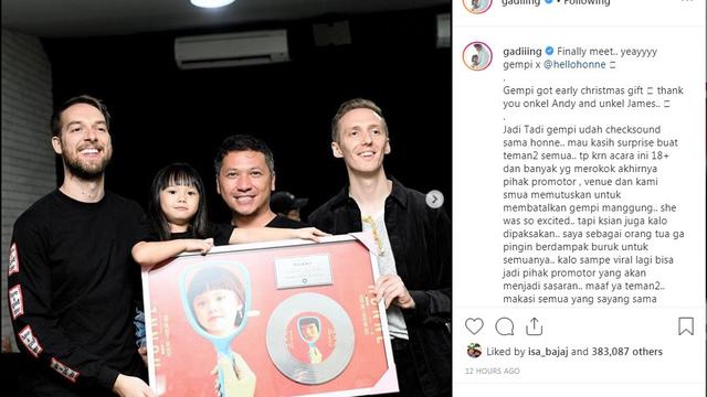 Gempi bersama band Honne (Foto: Instagram/@gadiiing)