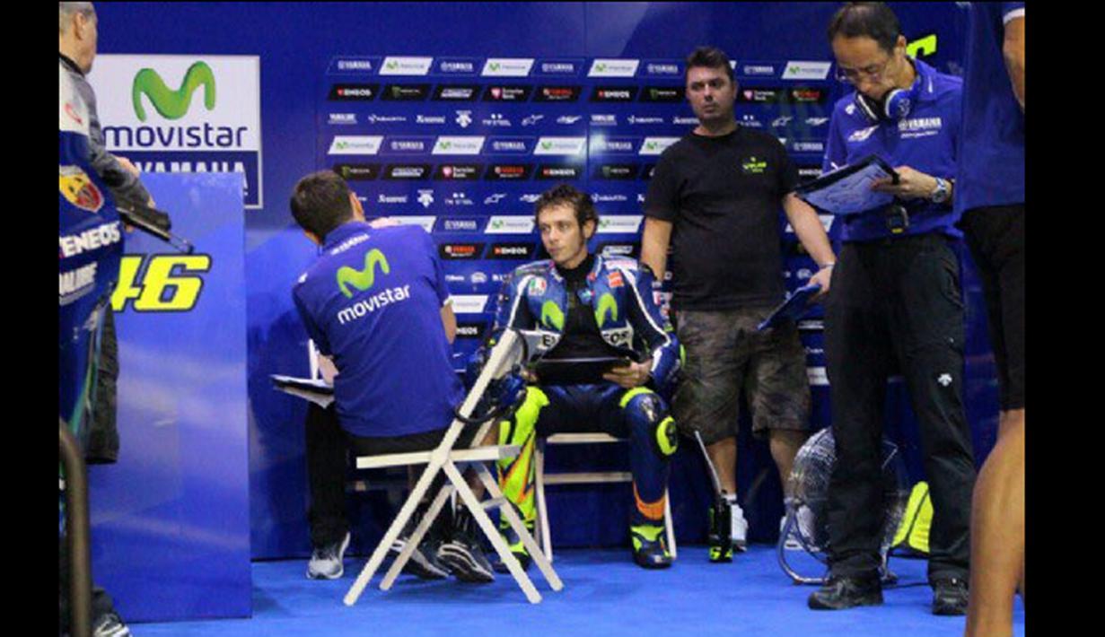Valentino Rossi berdiskusi dengan kru tim Movistar Yamaha dalam tes pramusim MotoGP hari pertama di Sirkuit Losail, Qatar, Rabu (2/3/2016) waktu setempat. (Bola.com/Twitter)