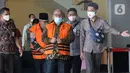 Tiga mantan Anggota DPRD Jambi resmi ditahan seusai diperiksa di Gedung KPK, Jakarta, Selasa (30/06/2020). KPK kembali menahan tiga mantan anggota DPRD Jambi tersangka kasus dugaan suap pengesahan APBD 2017-2018, yakni Cekman, Parlagutan Nasution, dan Tadjudin Hasan. (merdeka.com/Dwi Narwoko)