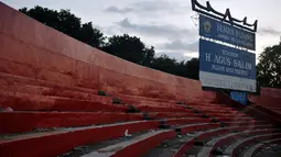 Stadion H Agus Salim Padang akan menjadi tuan rumah laga SCM Cup grup A yang diisi tim Semen Padang, Persija Jakarta, Persebaya Surabaya dan Sriwijaya FC. Tampak bangku penonton telah dicat baru, Jumat (16/1/2015). (Liputan6.com/Johan Tallo) 