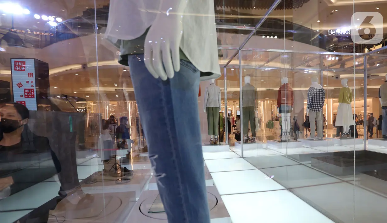 Koleksi LifeWear 2022 Spring Summer UNIQLO dalam sebuah instalasi di Senayan City, (13/01/2022). Koleksi LifeWear terbaru UNIQLO City - The Joys of Clothing membawa pengalaman berbeda bagi pengunjung lewat sebuah instalasi pakaian terbesar. (Liputan6.com/Fery Pradolo)