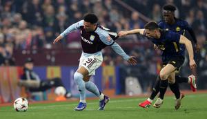 Bek Prancis Lille bernomor punggung 15, Romain Perraud, menarik baju bek Inggris Aston Villa bernomor punggung 19, Jadon Sancho, selama pertandingan leg kedua babak 16 besar Liga Europa UEFA antara Aston Villa dan Lille LOSC di Villa Park di Birmingham, Inggris tengah pada 20 Maret 2026. (Darren Staples/AFP)