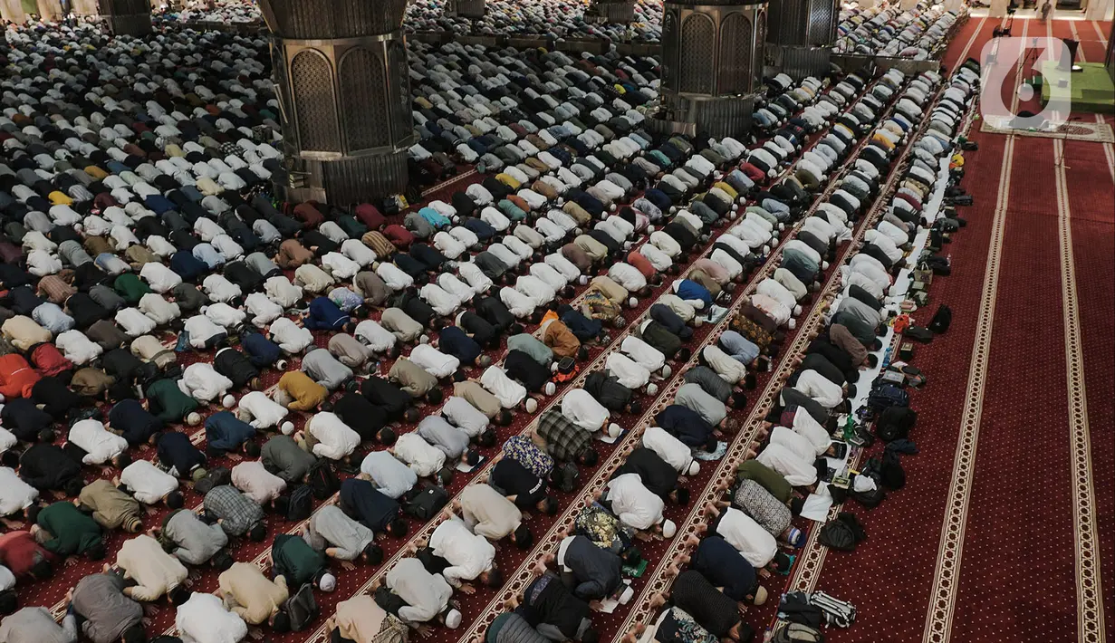 Ribuan jemaah melaksanakan sholat tasbih selama ibadah malam atau qiyamul lail di Masjid Istiqlal, Jakarta, Minggu (16/4/2023) dini hari WIB. (merdeka.com/Nanda F. Ibrahim)