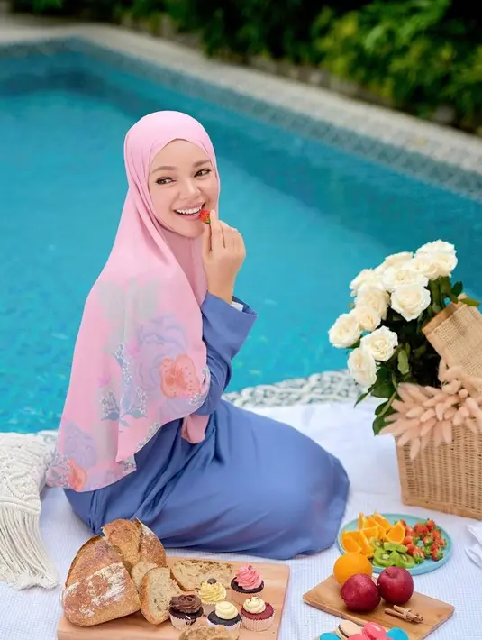 "Ide muncul ketika kita melakukan sesuatu yang kita nikmati, apalagi pas Ramadan, bulan spesial untuk terhubung lagi dengan Sang Pencipta," tutup Dewi Sandra. (Instagram/dewisandra)