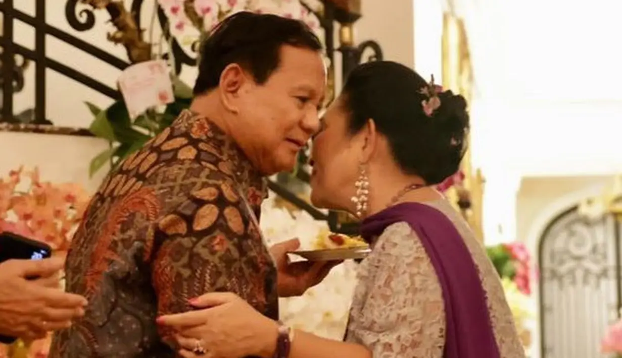 Menteri Pertahanan sekaligus calon presiden terpilih, Prabowo Subianto, membagikan momen merayakan ulang tahun Titiek Soeharto secara romantis di media sosialnya. [@prabowo]