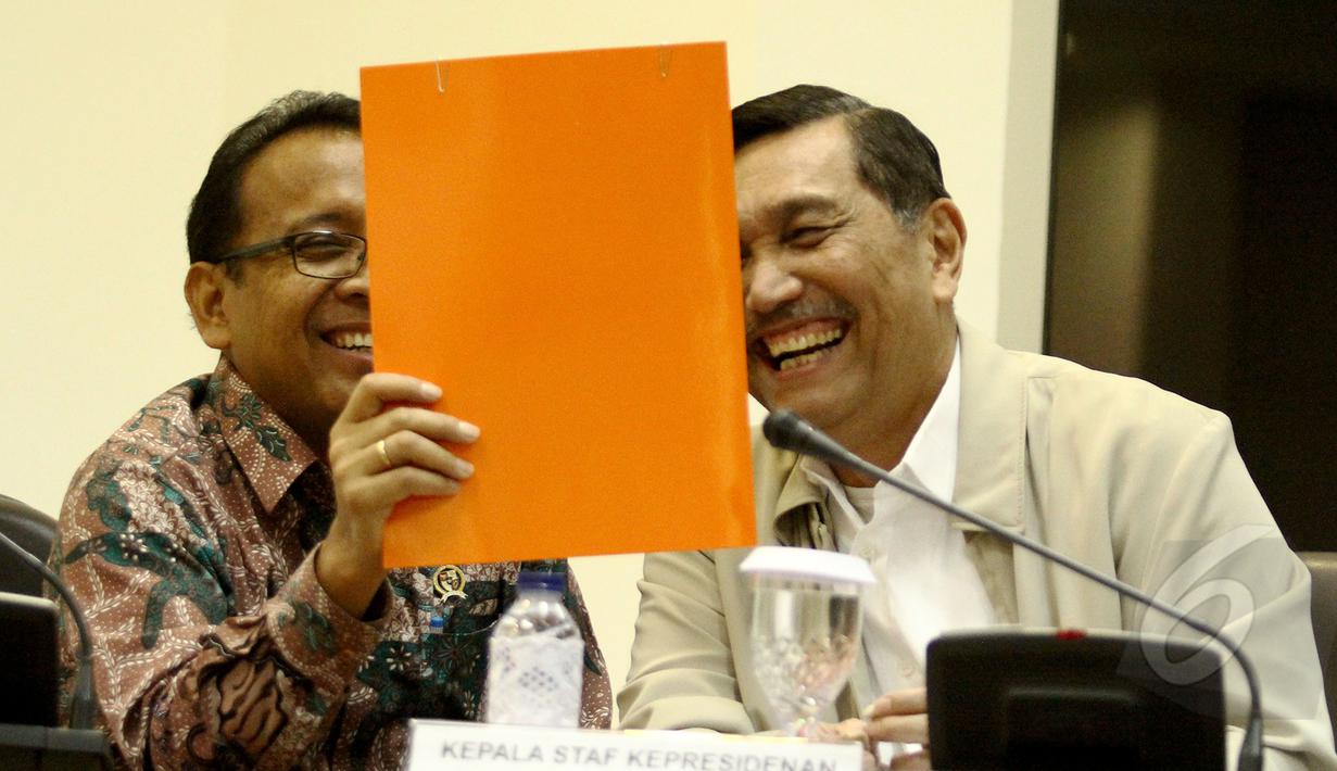 Menteri Sekretaris Negara Pratikno (kiri) dan Kepala Staf Kepresidenan Luhut Pandjaitan saat menghadiri rapat terbatas di Kantor Presiden, Komplek Istana Kepresidenan, Jakarta, Senin (16/3/2015). (Liputan6.com/Faizal Fanani)