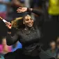 Serena Williams  mengenakan rok tutu dalam pertandingan tenis US Open 2020 dalam pertandingan putaran kedua, mengalahkan petenis nomor dua dunia, Anett Kontaveitt, Rabu, 31 Agustus 2022. (dok. ANGELA WEISS / AFP)