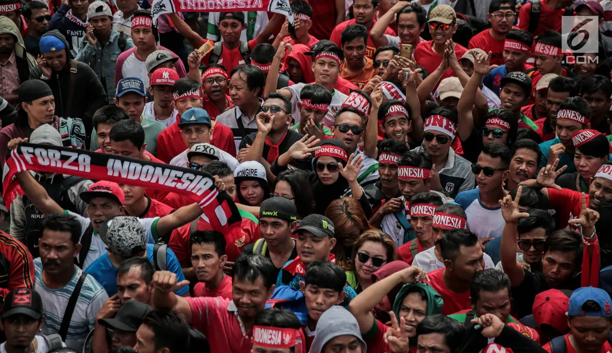 Suporter Garuda Muda memadati Stadion Selayang, Selangor untuk mendukung Timnas Indonesia U-22 melawan Timor Leste di SEA Games 2017, Minggu (20/8). Mereka datang dengan berbagai atribut merah putih dan pernak pernik lainnya. (Liputan6.com/Faizal Fanani)