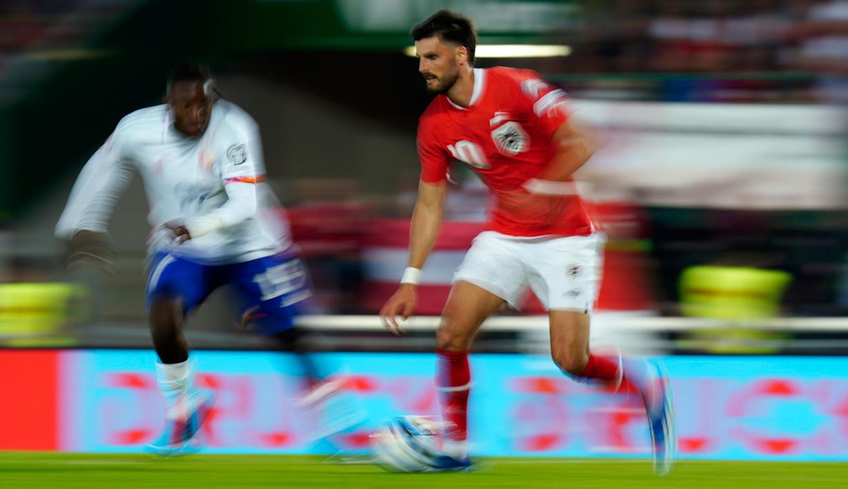 Austria mengancam pada menit-menit awal lewat Florian Grillitsch (7') dan Kevin Danso (11'). Namun, semuanya meleset dari sasaran. (AP Photo/Florian Schroetter)