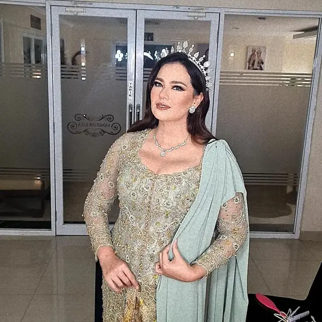 Catherine Wilson, tampil cantik dengan kebaya berwarna hijau pupus. Ia siap menjalani kembali biduk rumah tangga. (Foto: Instagram/@catherinewilson)