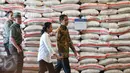 Presiden Jokowi (kanan) didampingi Menteri BUMN Rini Soemarno meninjau stok beras di Gudang Bulog, Jakarta, Jumat (2/10). Jokowi melepas secara simbolis 1.034 ton beras untuk 5 kota besar di Indonesia. (Liputan6.com/Faizal Fanani)
